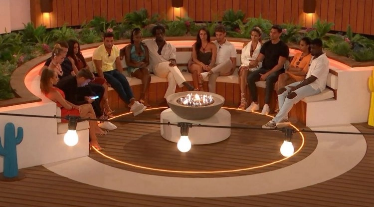 The public voted to dump two couples from the villa on Love Island